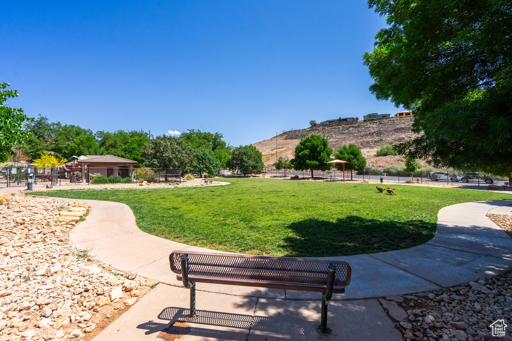 Surrounding community with a mountain view