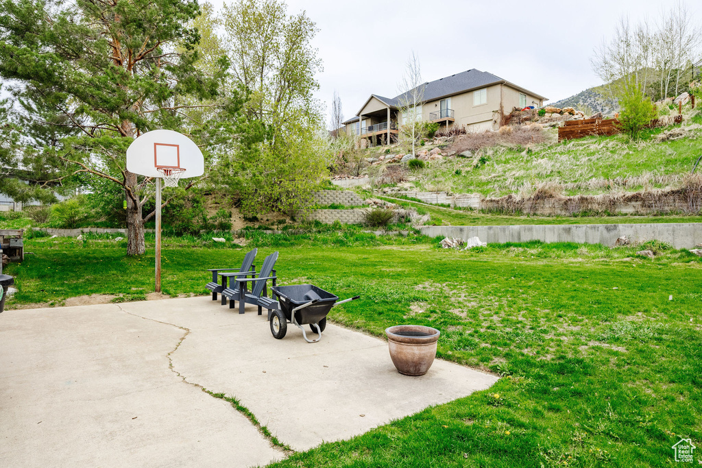 View of grassy yard