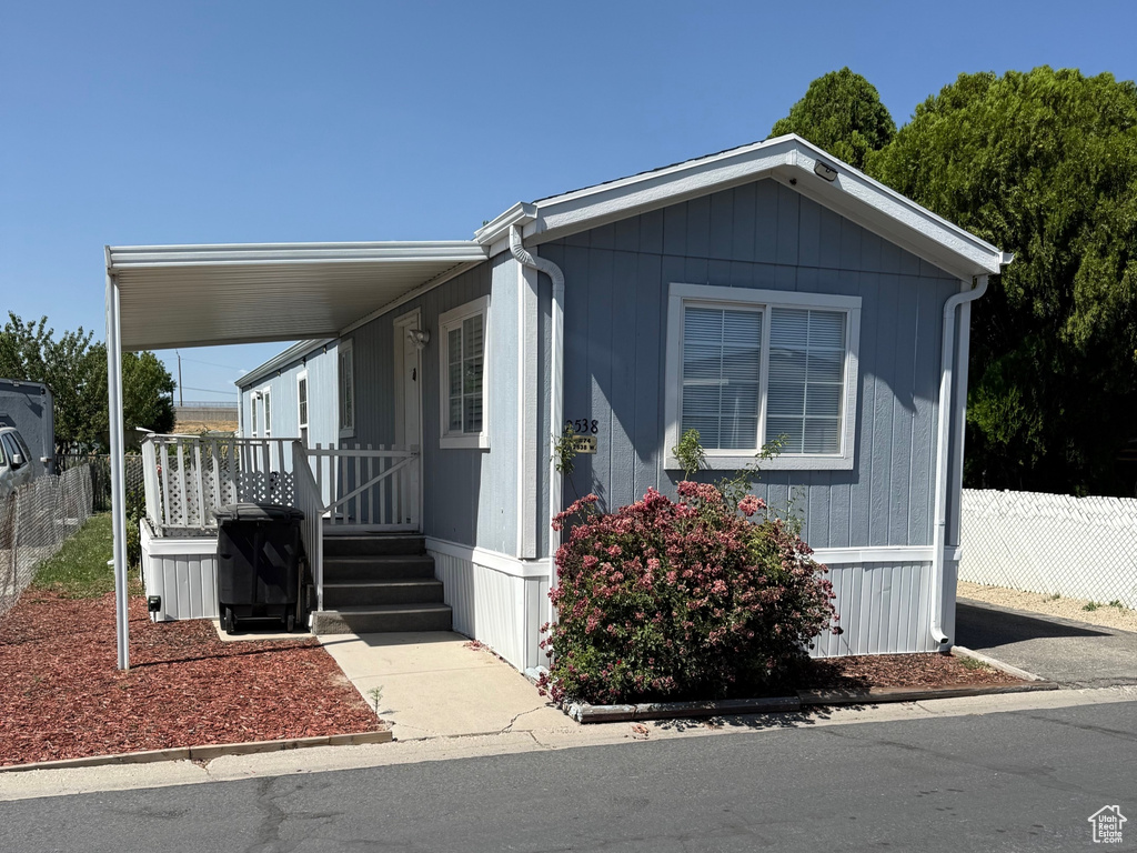 Manufactured / mobile home featuring a porch