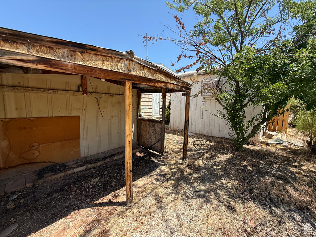 View of yard with an outdoor structure