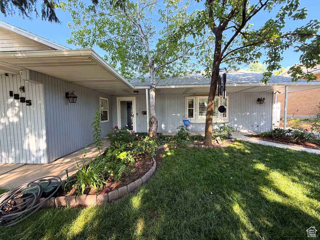 View of front of property featuring a front yard