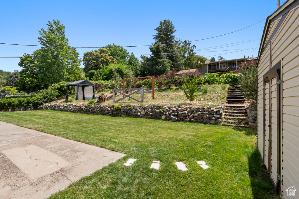 View of grassy yard