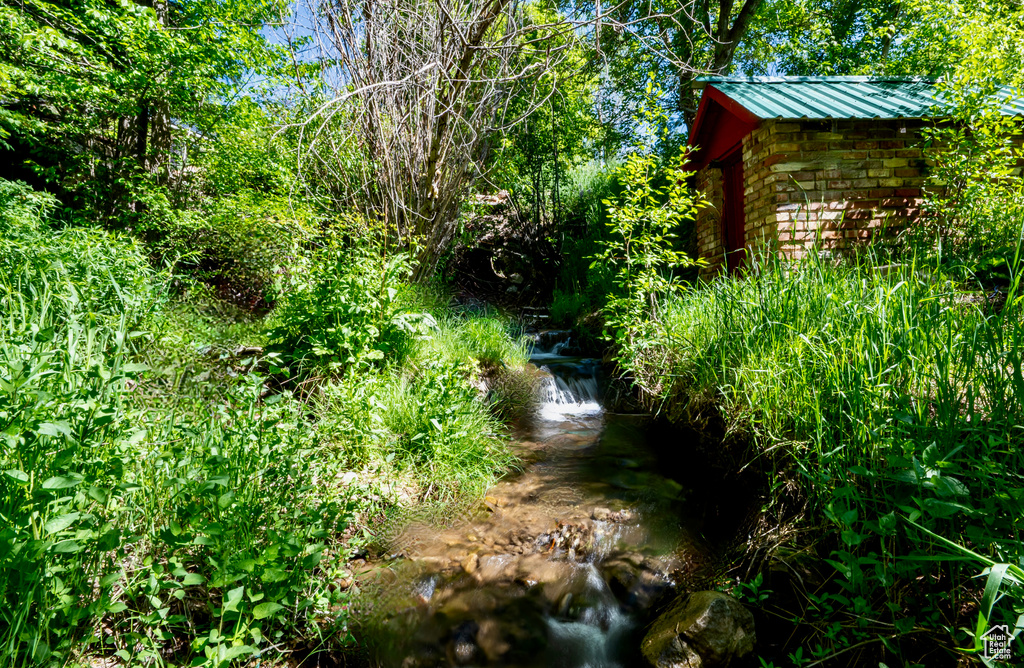 View of yard featuring an outbuilding
