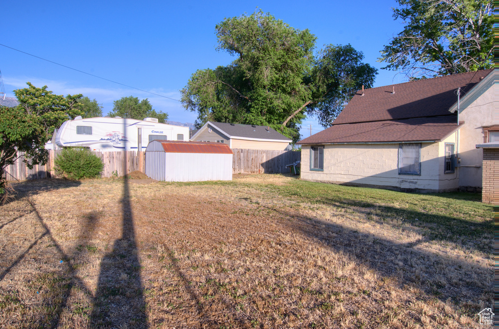 View of yard featuring a storage shed