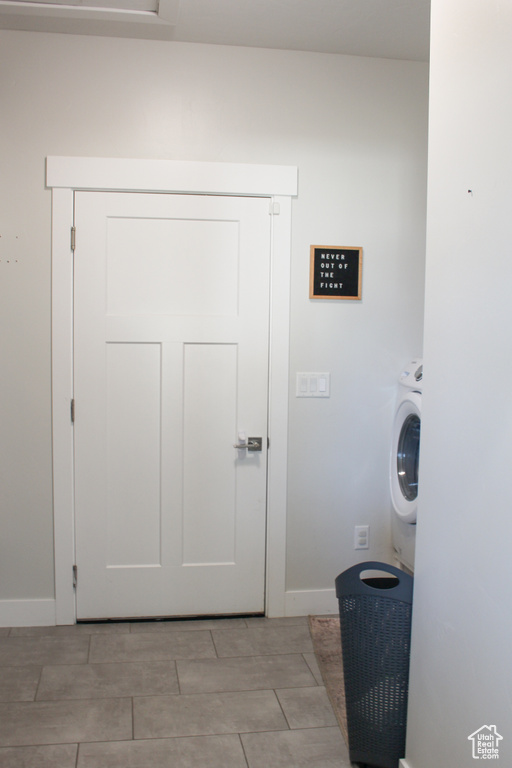 Laundry room with baseboards and washer / clothes dryer