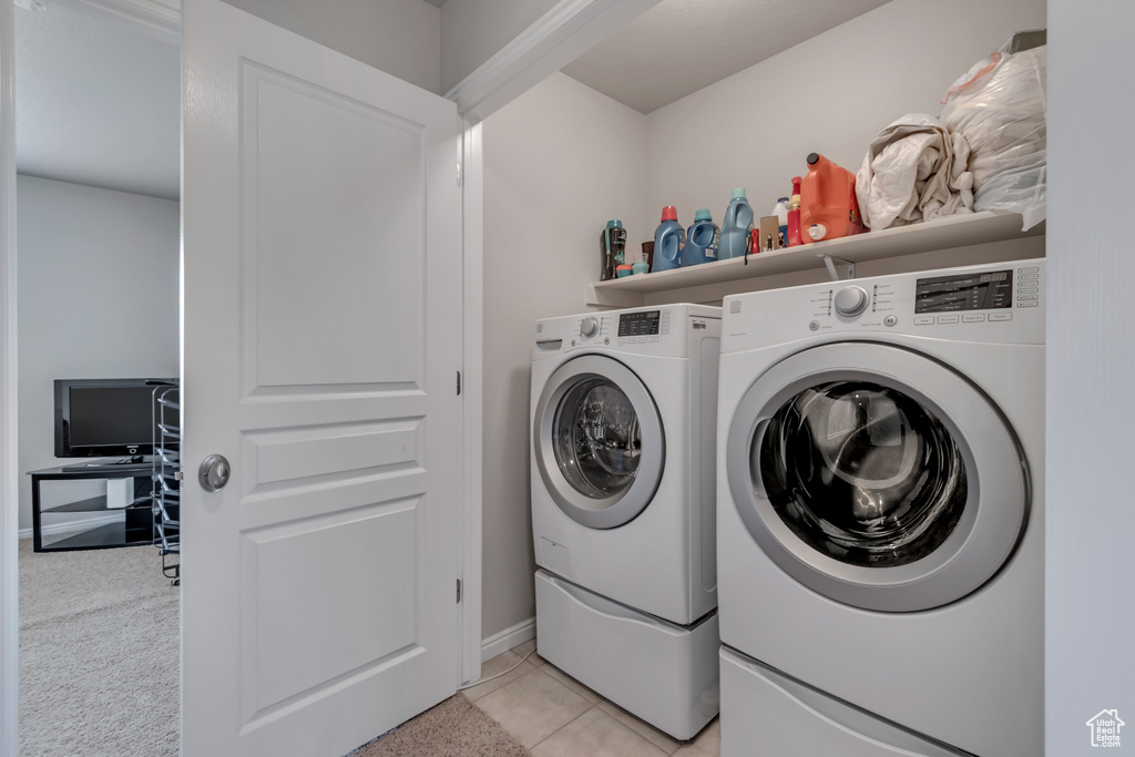 Laundry room with washing machine and clothes dryer and baseboards