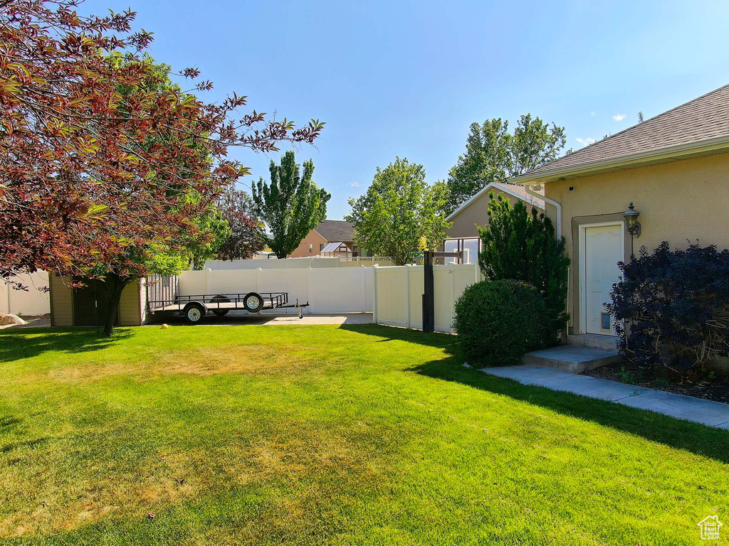 View of yard featuring a shed