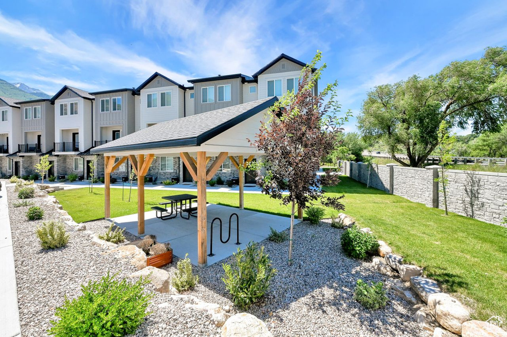 View of property\'s community with a gazebo and a residential view