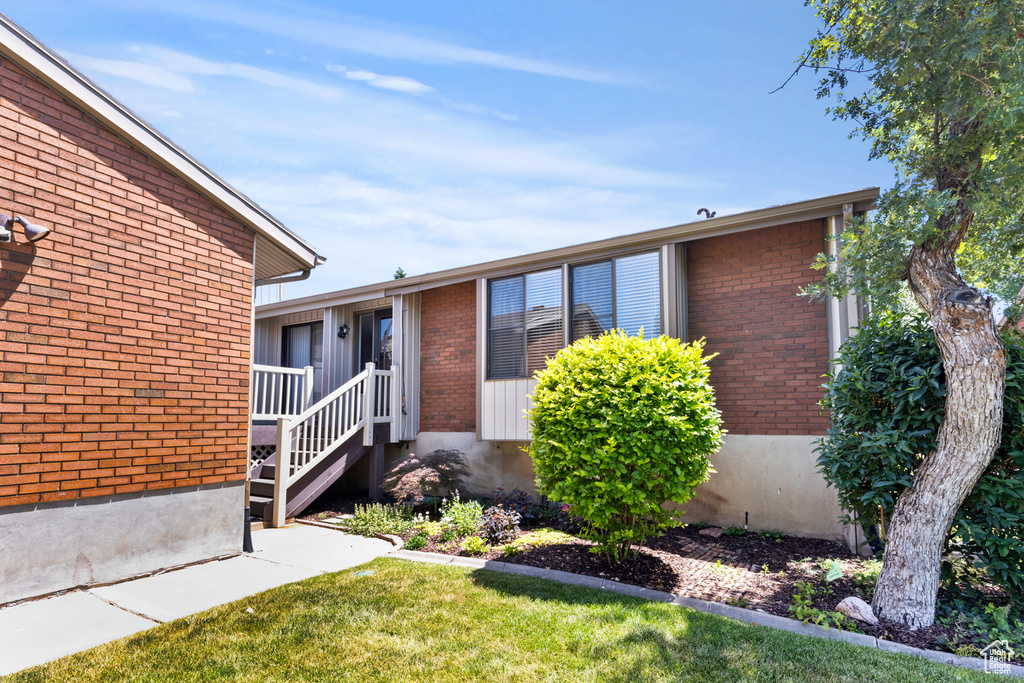 View of front of home featuring brick siding and a front yard
