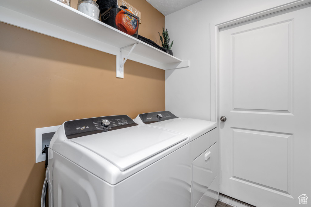 Washroom with independent washer and dryer