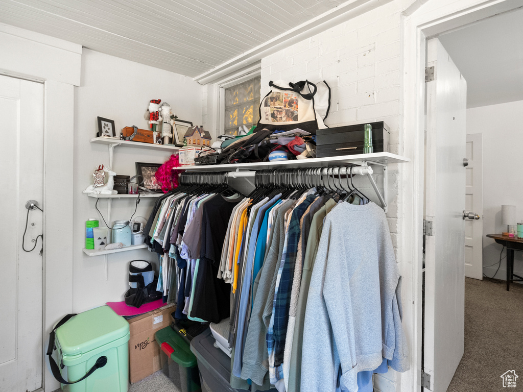 Spacious closet with carpet flooring