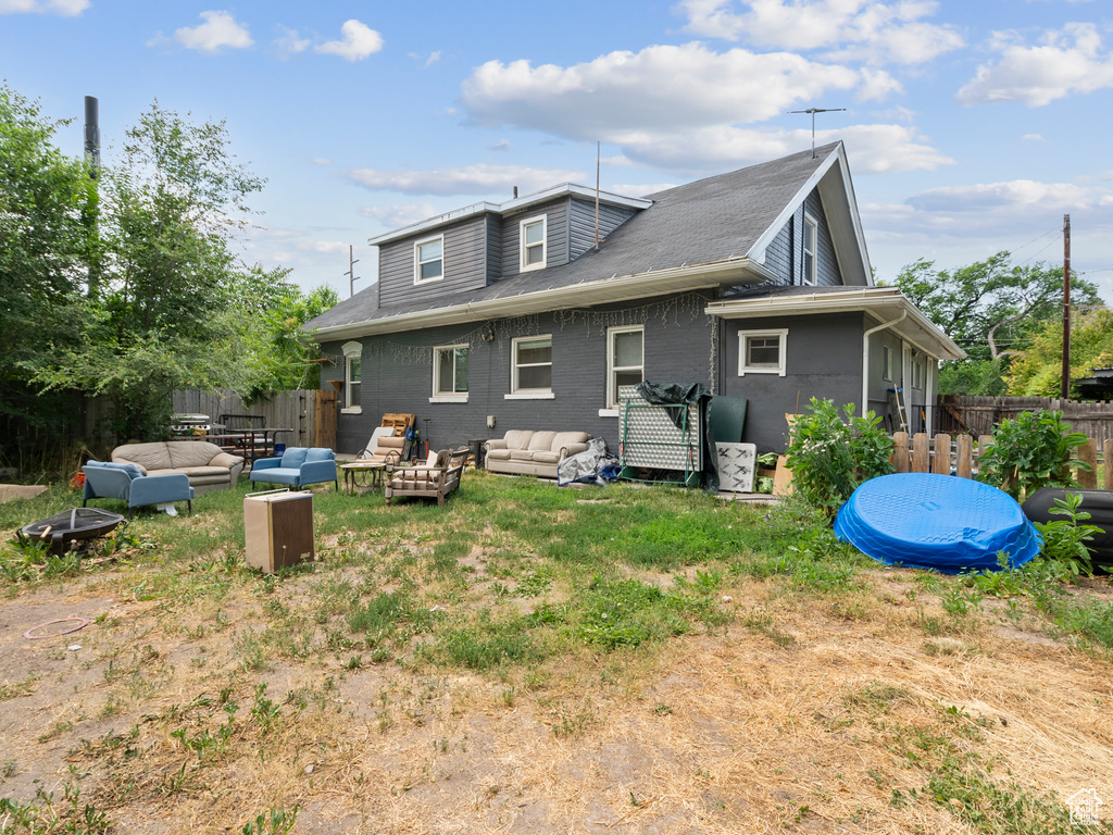Back of house featuring outdoor lounge area