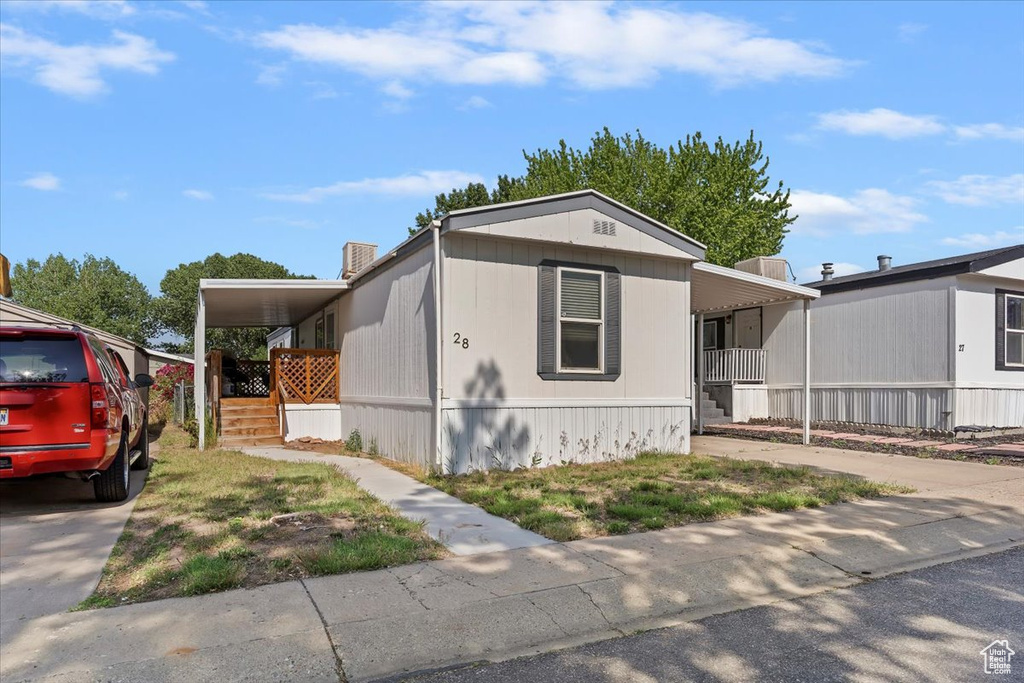 Manufactured / mobile home featuring concrete driveway