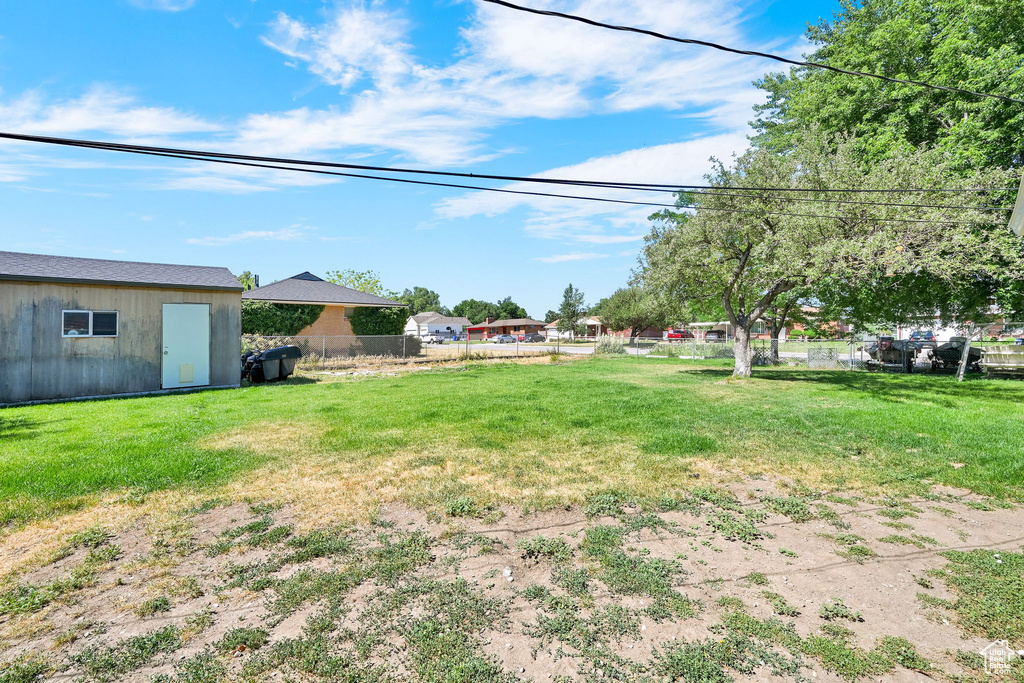 View of yard with an outdoor structure