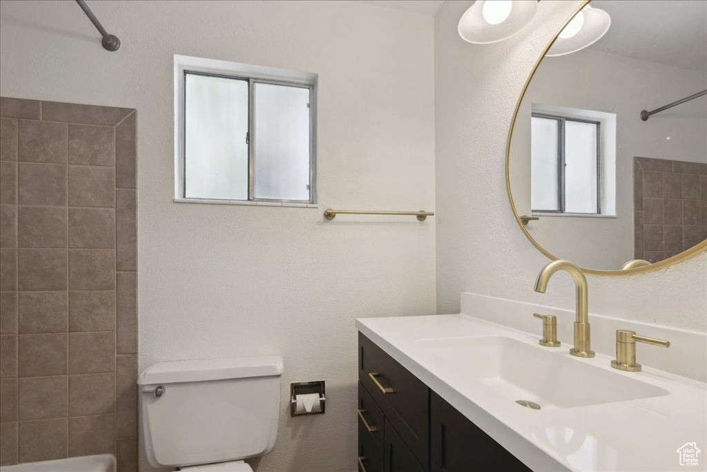 Bathroom with vanity and washtub / shower combination