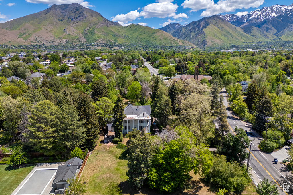 Bird\'s eye view of a mountainous background