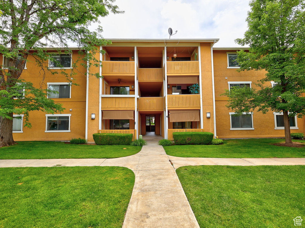 View of apartment building / complex