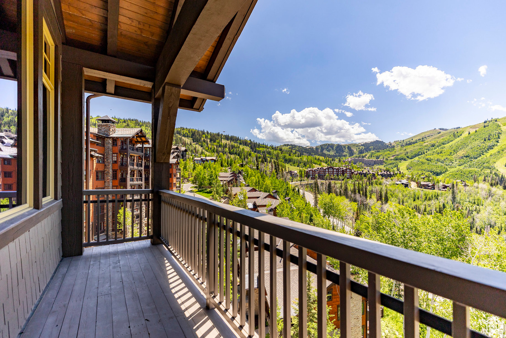 Balcony featuring a mountain view