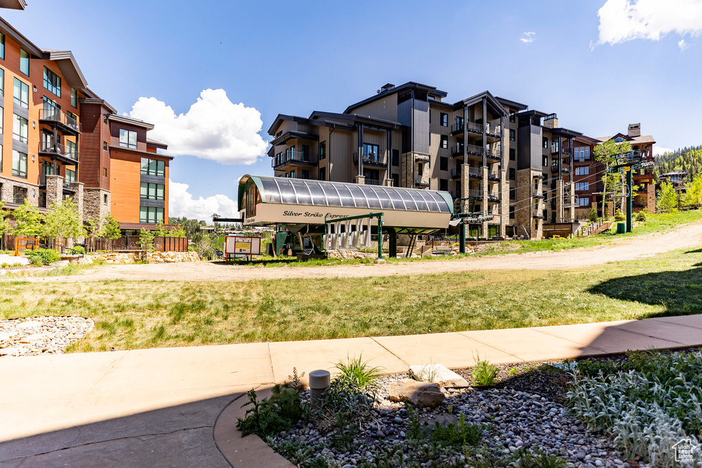 View of property\'s community featuring a yard