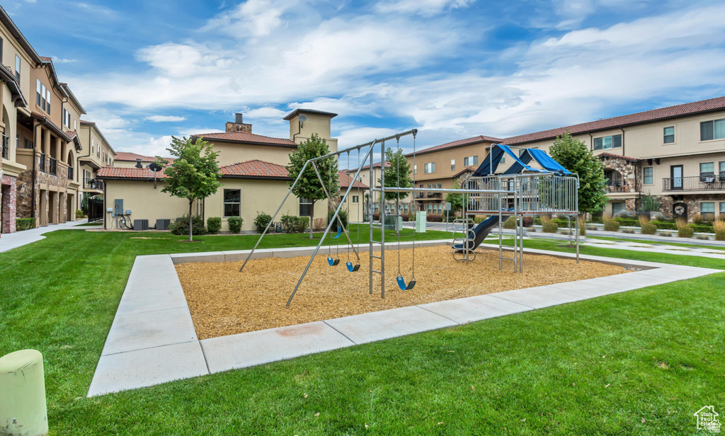 View of property\\\\\\\'s community with a yard and a residential view