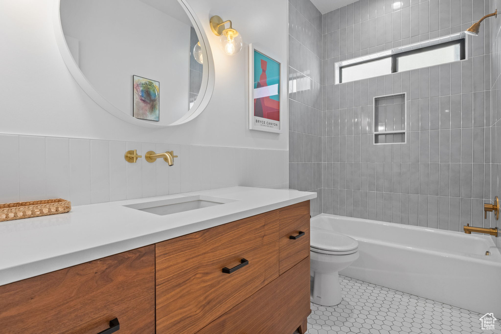 Full bath with vanity and shower / tub combination
