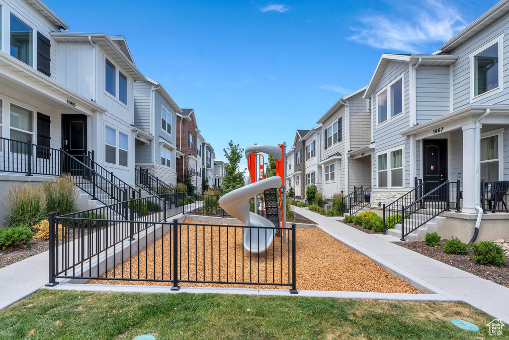 View of property's community featuring a residential view