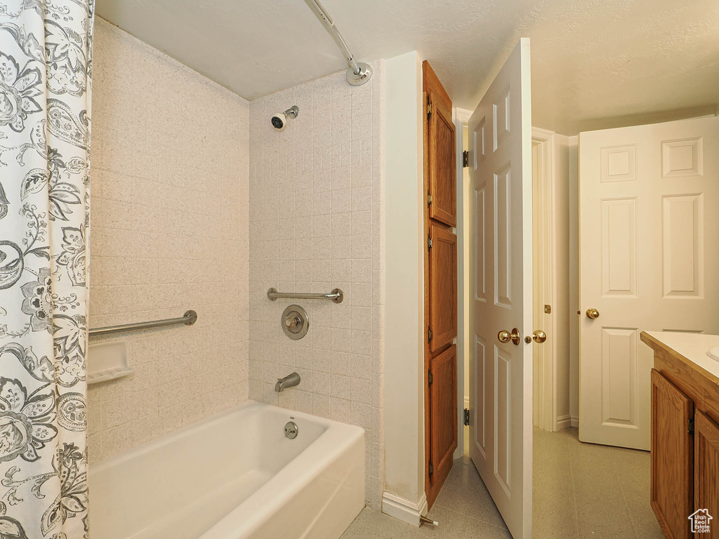 Full bath with shower / bath combo and vanity