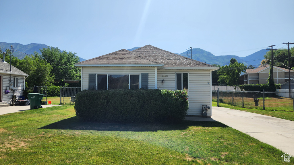 Bungalow featuring a mountain view