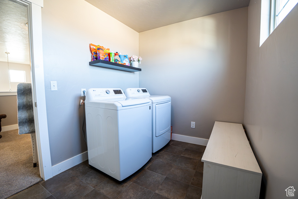 Washroom with independent washer and dryer and baseboards