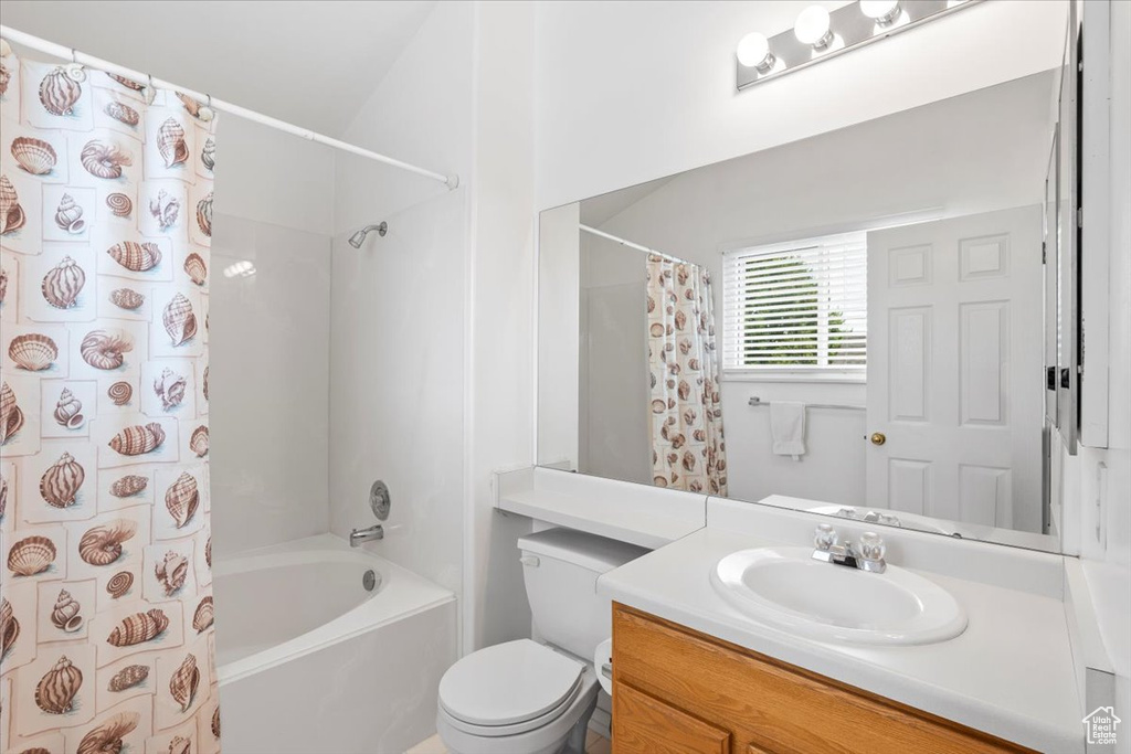 Full bath with vanity and shower / tub combo