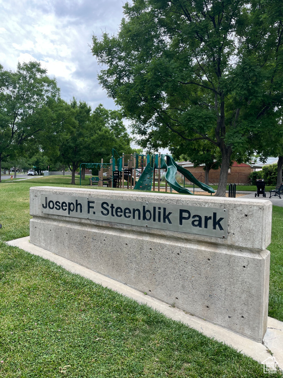Community sign featuring a yard