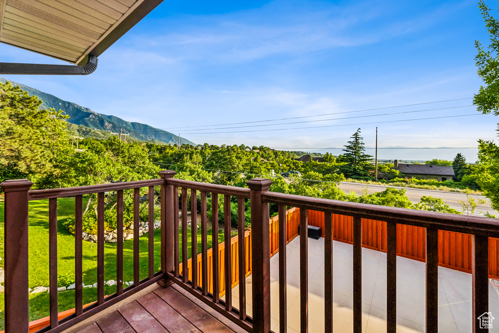 Balcony featuring a mountain view