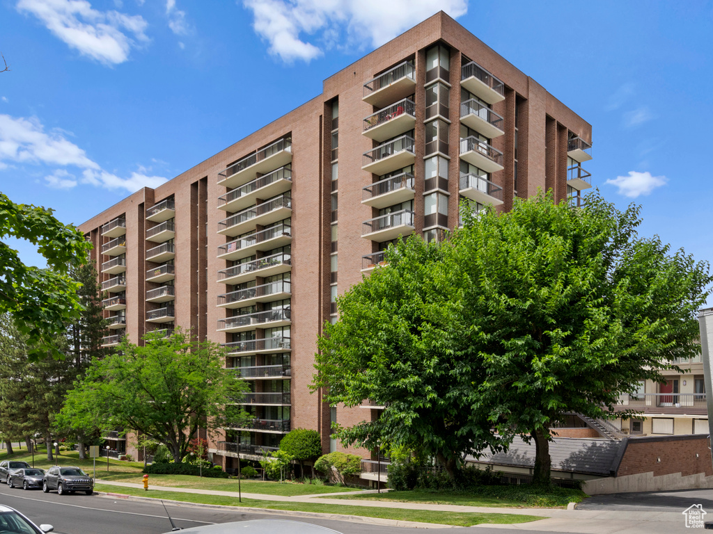 View of apartment building / complex