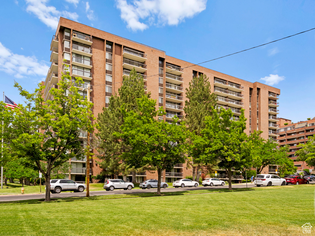 View of apartment building / complex