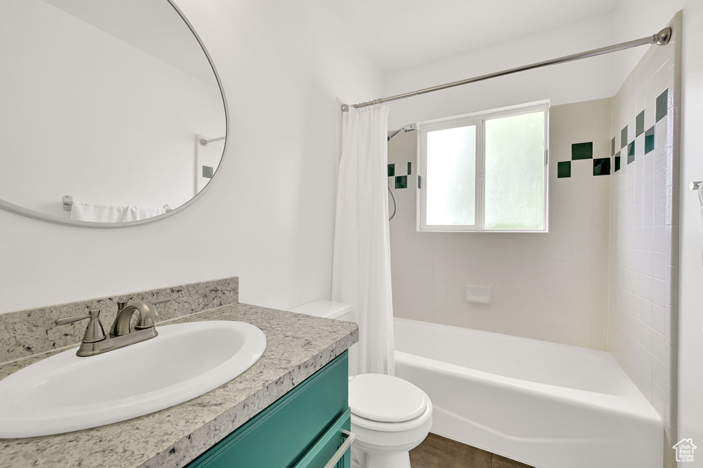 Full bath with vanity and shower / bath combo with shower curtain