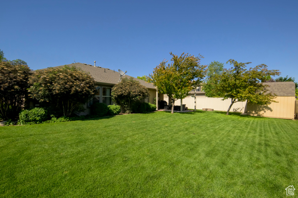 View of yard with an outbuilding