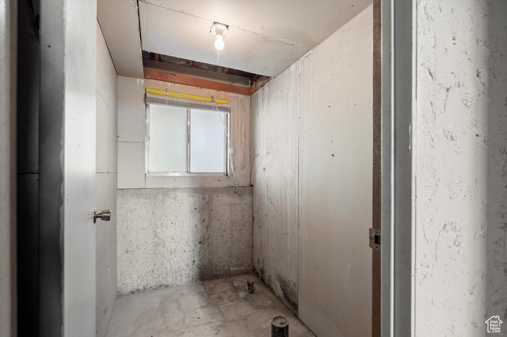 Bathroom featuring unfinished concrete floors
