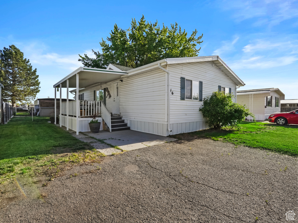 Manufactured / mobile home with covered porch