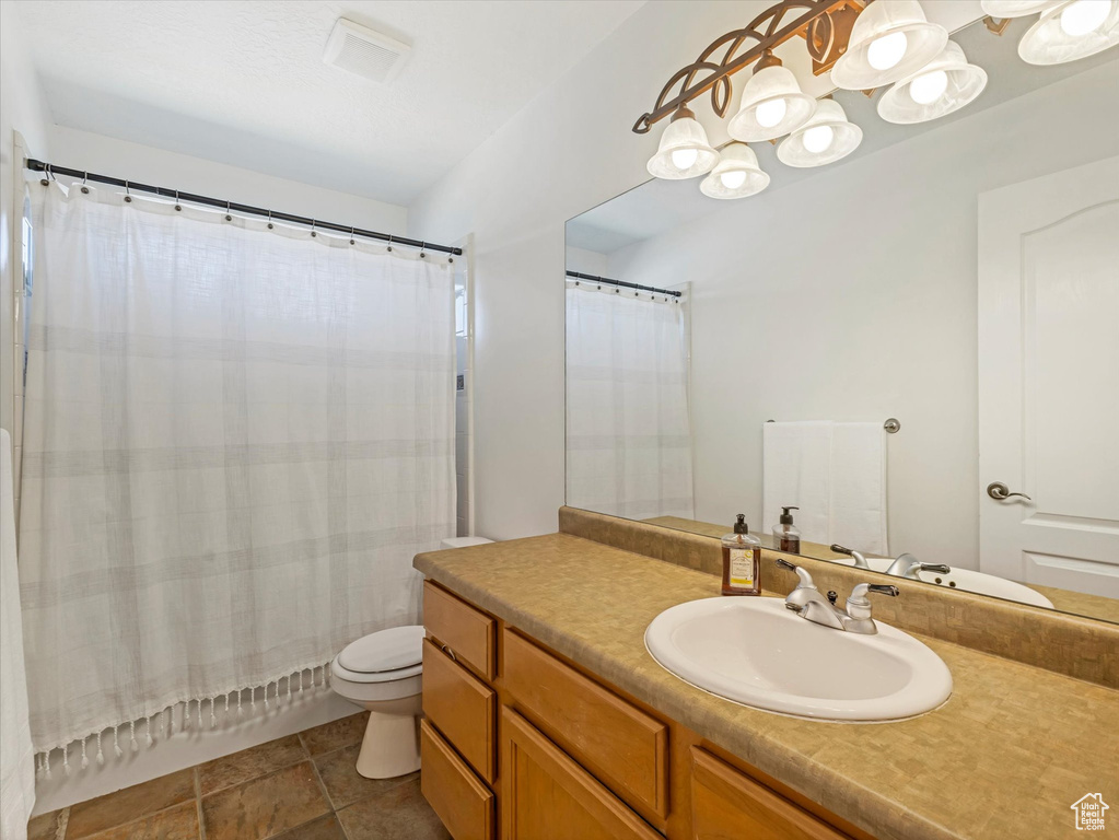 Full bathroom featuring vanity, a chandelier, and a shower with curtain