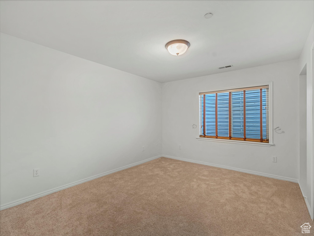 Empty room with light carpet