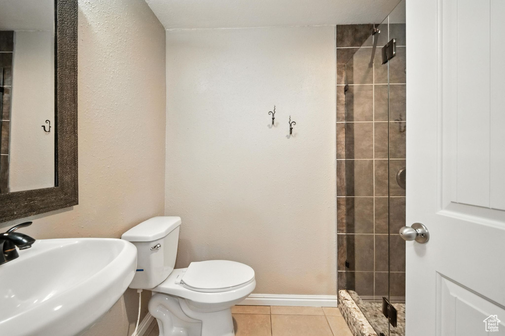 Bathroom featuring tile patterned flooring and tiled shower