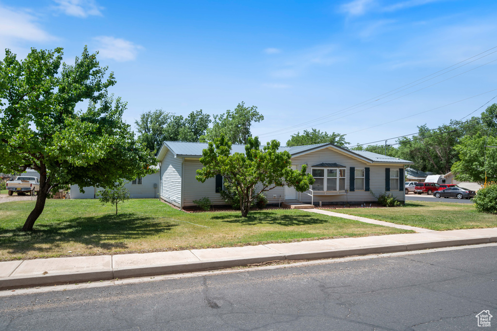 View of front of house featuring a front lawn