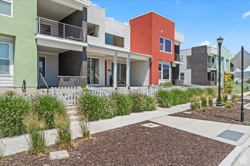 View of property\'s community featuring a residential view
