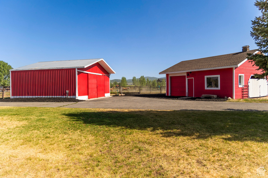 View of yard featuring an outdoor structure and an outbuilding