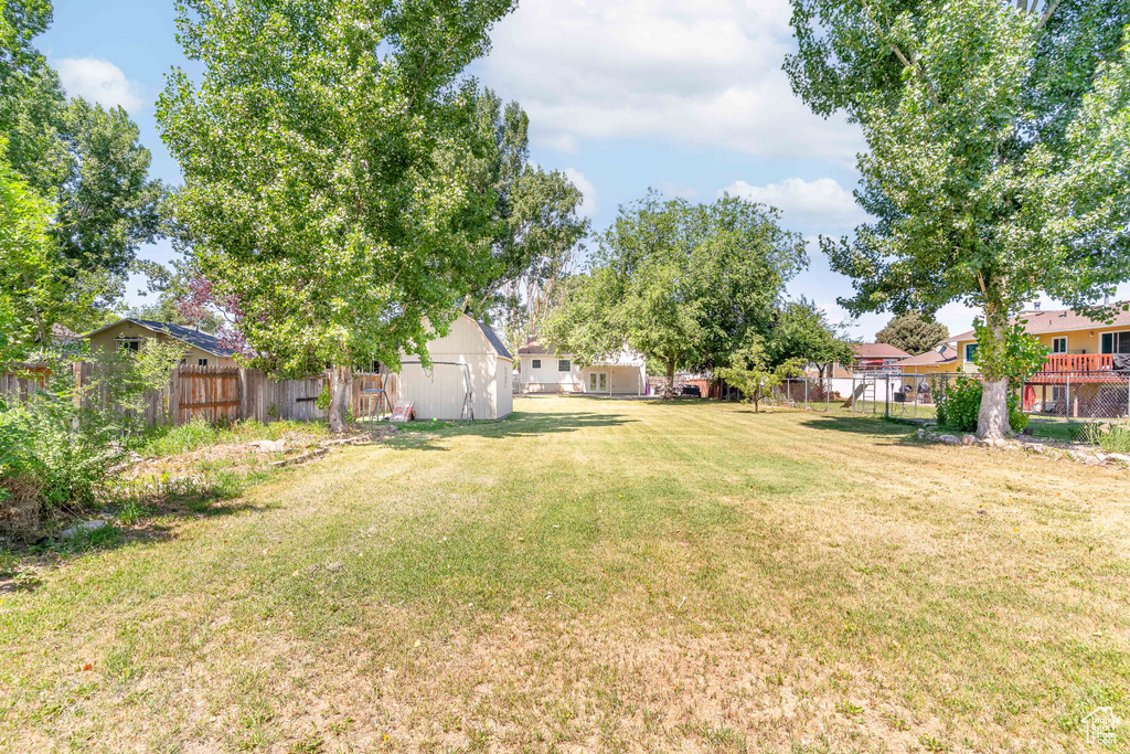 View of yard featuring an outbuilding and a residential view
