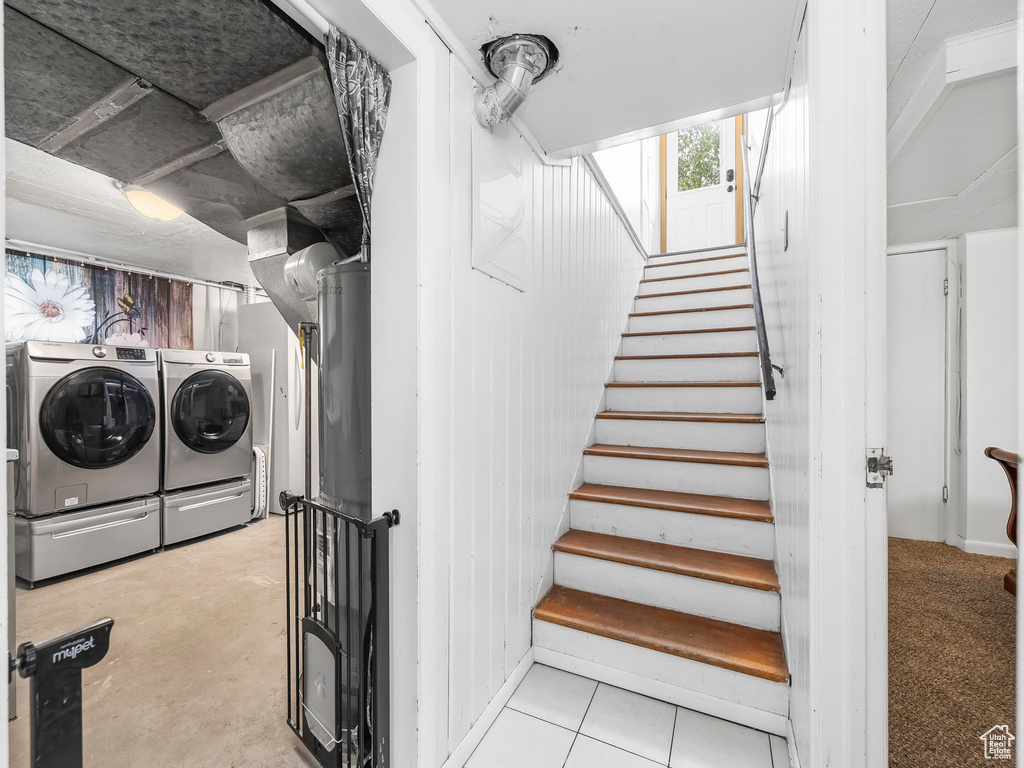 Stairs with washer and clothes dryer