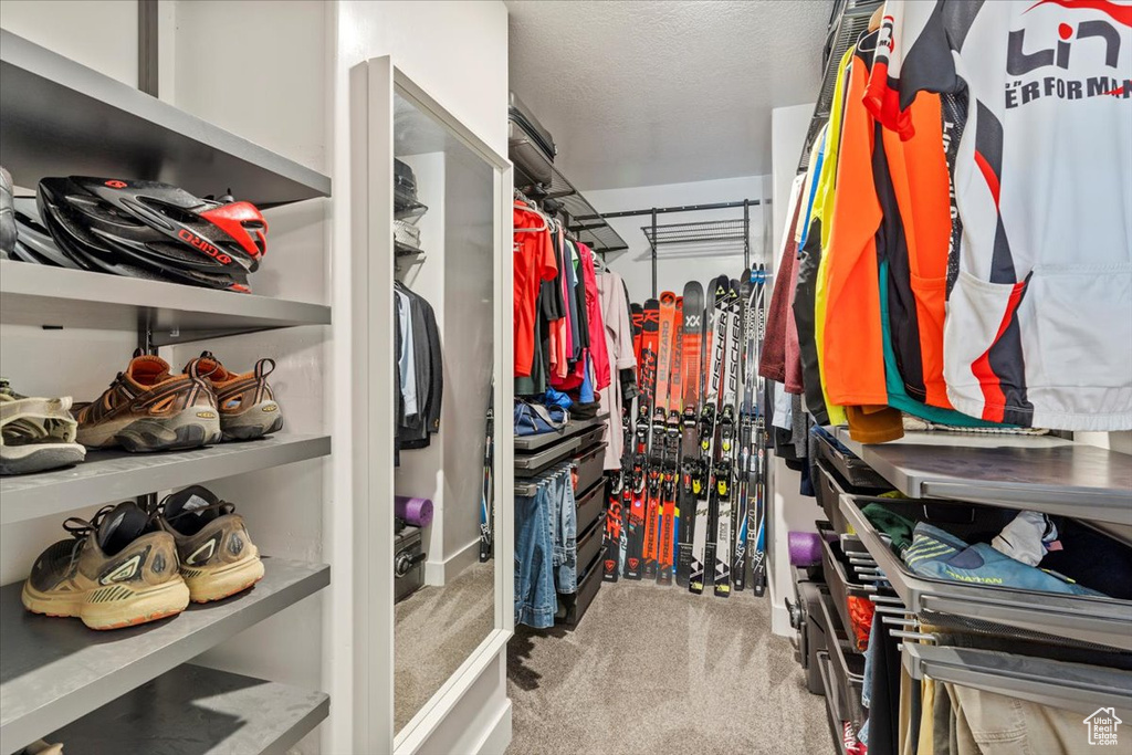 Walk in closet featuring carpet floors