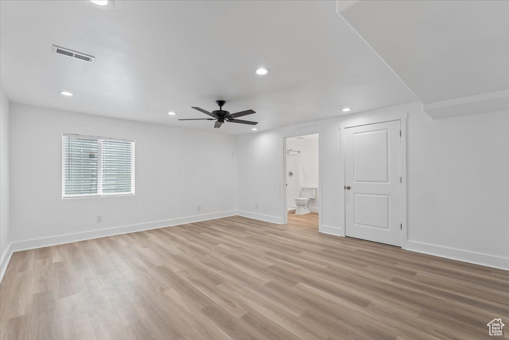 Unfurnished bedroom with recessed lighting, light wood finished floors, ensuite bath, and a ceiling fan