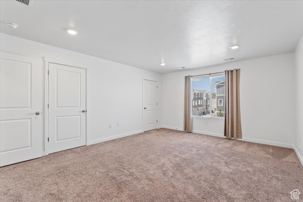 Spare room with carpet, a smoke detector, and recessed lighting