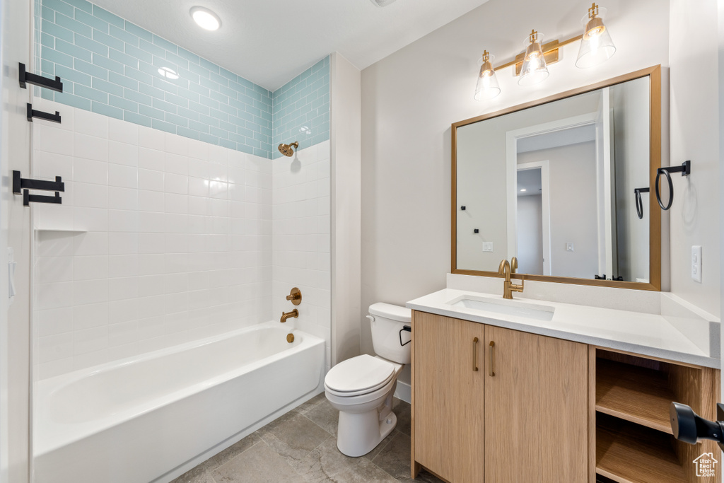 Full bath with vanity and shower / tub combination